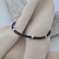 Браслет із чорного каучуку зі срібними вставками на руку
