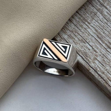 Silver ring with a gold plate and a diagonal pattern