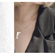 Срібне кольє на ланцюжку з римськими цифрами на підвісі