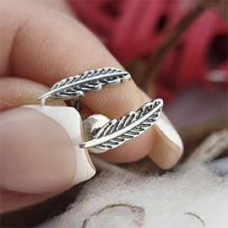 Срібні сережки пір'їнки в стилі мінімалізм