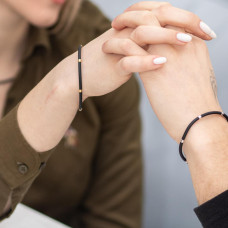 Комплект браслетів із чорного каучуку з позолоченими та срібними вставками