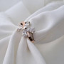 Срібна каблучка Мальвіна у вигляді квітки з білими фіанітами та золотими вставками