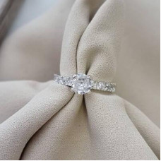 Срібна каблучка з білими круглими фіанітами різного розміру