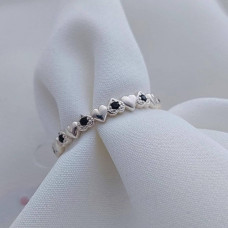 Срібна каблучка з сердечками та чорними фіанітами тонка