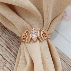 Каблучка золота з білими круглими фіанітами різного розміру та орнаментом