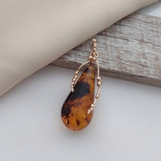 Gold pendant with a large teardrop-shaped amber 8.58