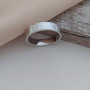 Срібна каблучка з орнаментом у вигляді шапочок цвяхів