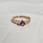 Золота каблучка з рожевим олександритом у центрі та орнаментом