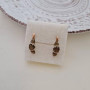 Срібні сережки із золотими вставками та трикутними коричневими цирконами