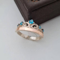 Каблучка срібна із золотими напайками та блакитними круглими фіанітами