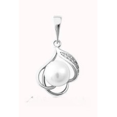 Silver pendant with pearl